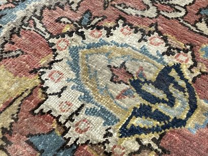 Tapis laine et soie
210 x 140 cm
Usures et...