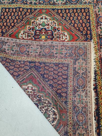 Tapis d'Orient en laine. 
180 x 140 cm.
Franges...