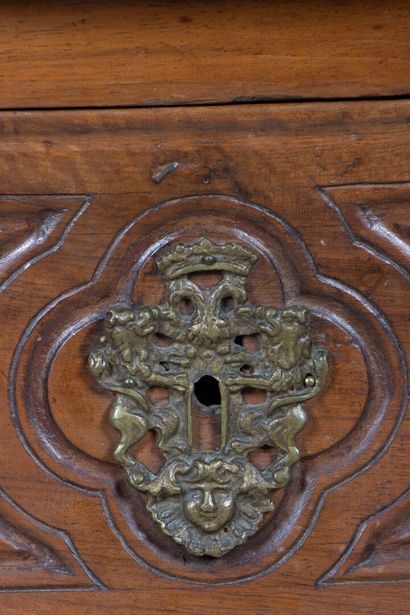Commode tombeau en bois fruitier ouvrant...