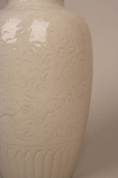 Vase oblong en porcelaine à émail blanc à...