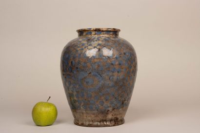 Vase en céramique à décor bleu de médaillons.
IRAN...