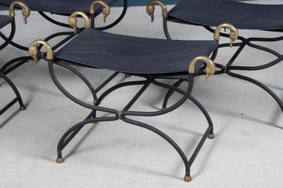 Suite de quatre tabourets curules en métal...