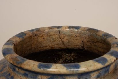 Vase en céramique à décor bleu de médaillons.
IRAN...