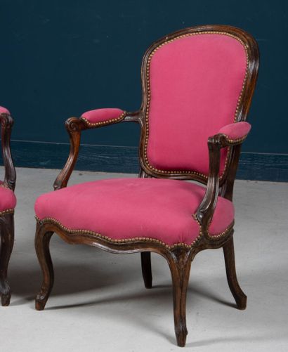 Paire de fauteuils cabriolets bien garnis...