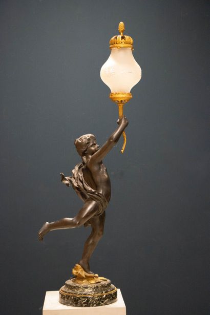 Grande torchère en bronze patiné et doré...