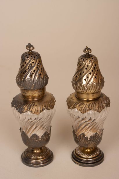 Deux sucriers saupoudreurs en argent et cristal...