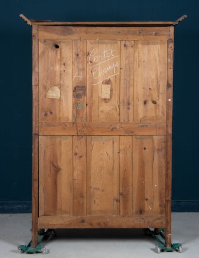 Armoire en chêne sculpté et mouluré.
Style...
