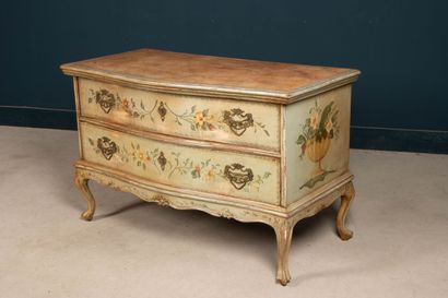 Commode galbée en bois peint de fleurs.
Style...