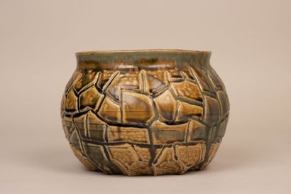 Eugène LION (1864-1945)
Stoneware pot cover...