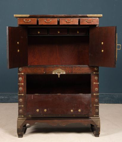 Cabinet en bois exotique et placage.
Corée...
