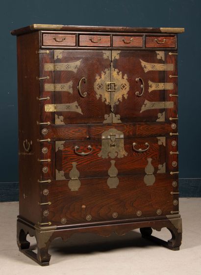 Cabinet en bois exotique et placage.
Corée...