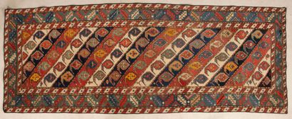 Tapis galerie en laine.
Caucase XX°. 
280...