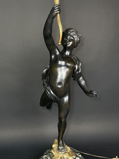 Grande torchère en bronze patiné et doré...