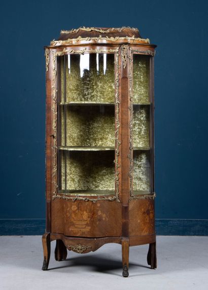 Vitrine galbée en frisage et marqueterie,...