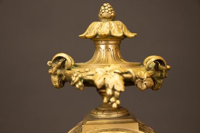 Pendule en bronze et plaques de porcelaine...