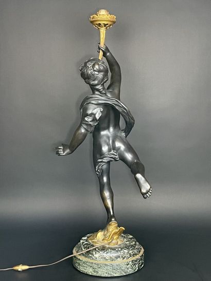 Grande torchère en bronze patiné et doré...