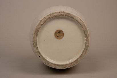 Vase oblong en porcelaine à émail blanc à...