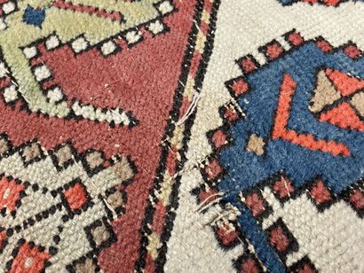 Tapis galerie en laine.
Caucase XX°. 
280...