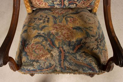 Fauteuil à haut dossier, pieds os de mouton...