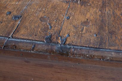 Commode tombeau en bois fruitier ouvrant...