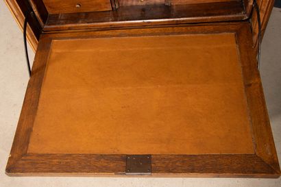 Secrétaire droit en noyer de style Louis...