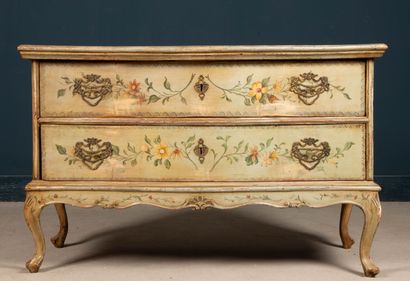 Commode galbée en bois peint de fleurs.
Style...