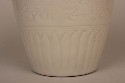 Vase oblong en porcelaine à émail blanc à...