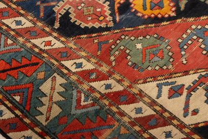 Tapis galerie en laine.
Caucase XX°. 
280...