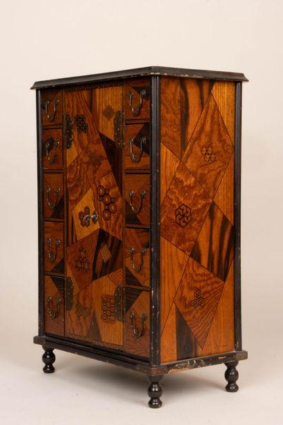 Petit cabinet en marqueterie de bois exotique,...