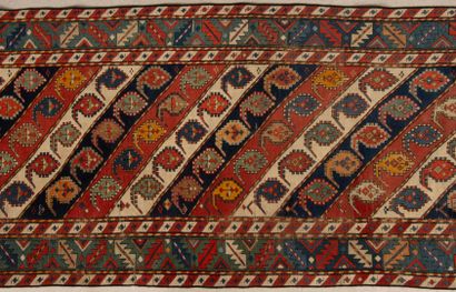Tapis galerie en laine.
Caucase XX°. 
280...