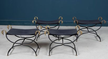 Suite de quatre tabourets curules en métal...