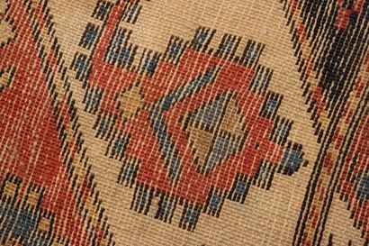Tapis galerie en laine.
Caucase XX°. 
280...
