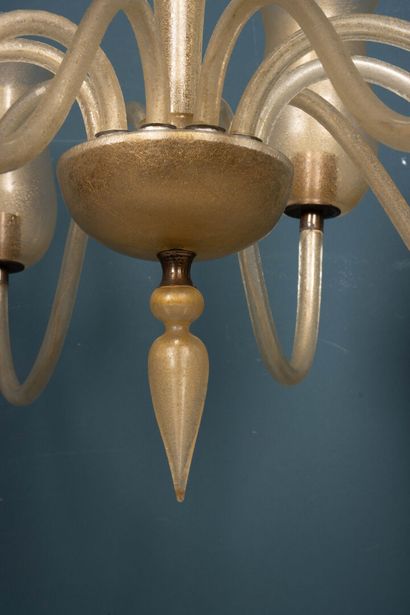 VERONESE, attribué à .
Lustre en verre irisé...