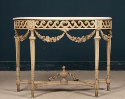 Console en bois sculpté patiné, dessus marbre.
Style...