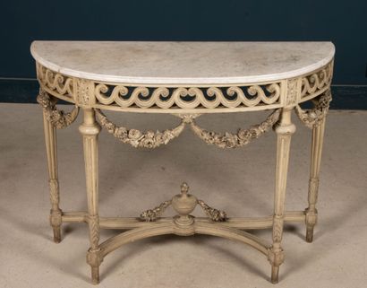 Console en bois sculpté patiné, dessus marbre.
Style...