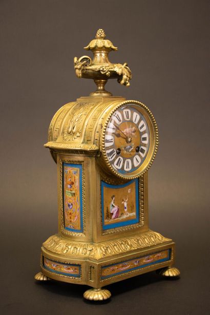 Pendule en bronze et plaques de porcelaine...