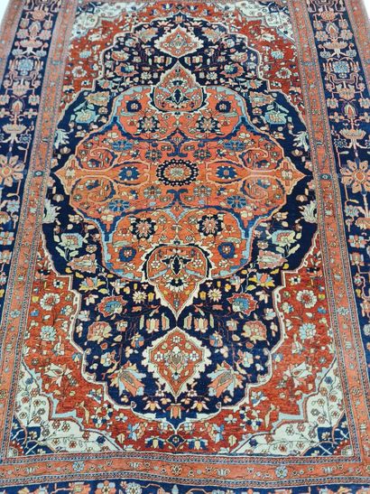 Tapis d'Orient en laine et soie
200 x 136...