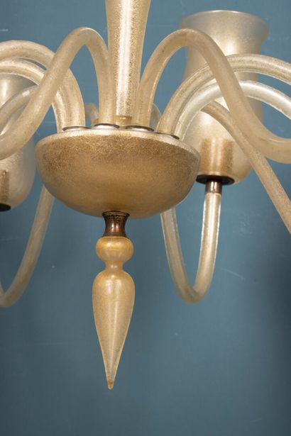 VERONESE, attribué à .
Lustre en verre irisé...