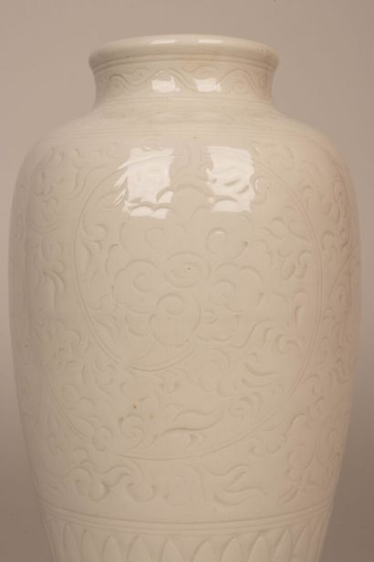 Vase oblong en porcelaine à émail blanc à...
