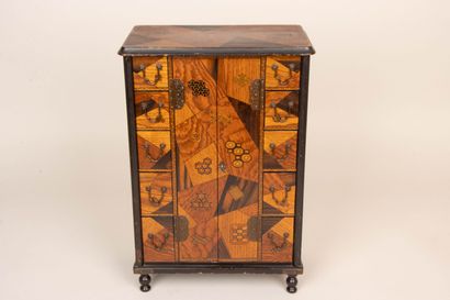 Petit cabinet en marqueterie de bois exotique,...