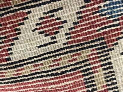 Tapis galerie en laine.
Caucase XX°. 
280...