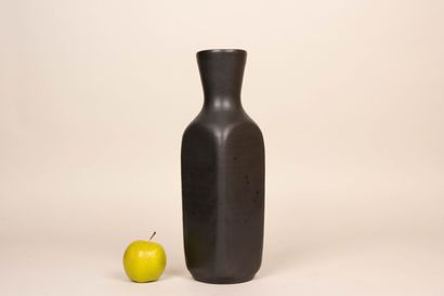 ACCOLAY
Grand vase noir à émail noir. 
H....