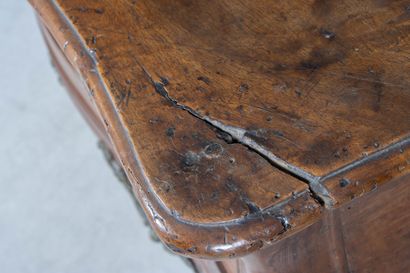 Commode tombeau en bois fruitier ouvrant...
