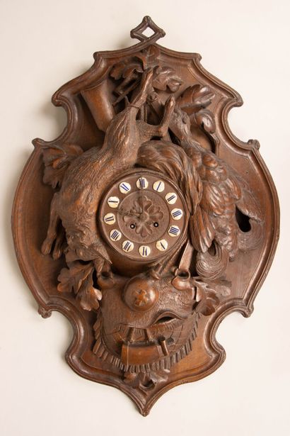 Cartel en bois sculpté, décor en relief de...