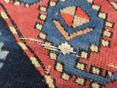 Tapis galerie en laine.
Caucase XX°. 
280...
