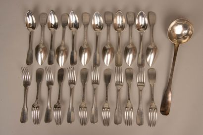Douze grands couverts et une louche en argent,...