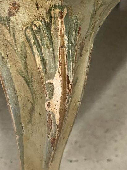 Commode galbée en bois peint de fleurs.
Style...