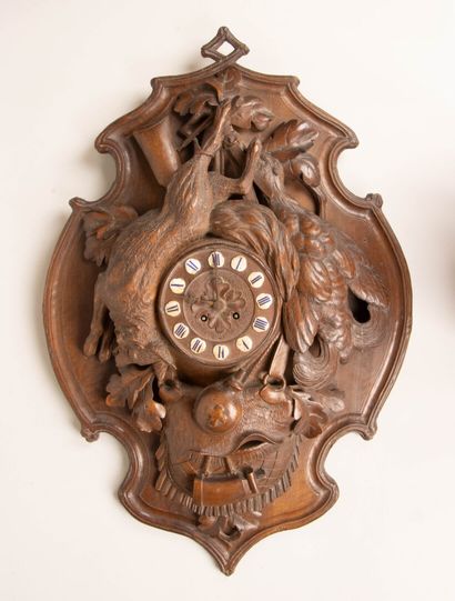 Cartel en bois sculpté, décor en relief de...