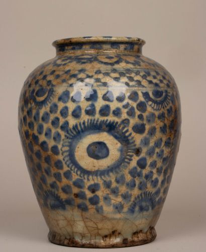 Vase en céramique à décor bleu de médaillons.
IRAN...
