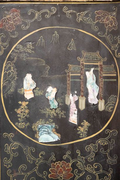 Paire de panneaux en laque chinoise, ornés...